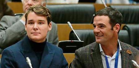 José Jr con su prometido, Aitor Gómez en la presentación del libro 'Se levanta la sesión: ¿Quién manda de verdad?'