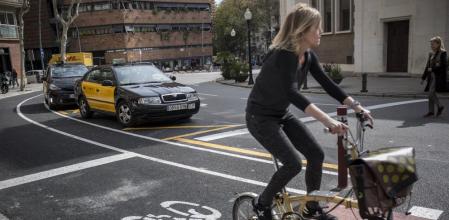 La nueva Ley de Tráfico añade a la prohibición de que los vehículos a motor circulen por el carril bici&nbsp;que paren o estacionen en él&nbsp;