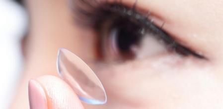 Una oftalmóloga se hace viral explicando el caso de una mujer que se dejó 23 lentillas en el ojo