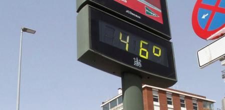 GRAF7644. CÓRDOBA, 19/08/2018.- Varias personas pasan junto a un termómetro de Córdoba en una jornada marcada por altas temperaturas en esta zona del interior de Andalucía. EFE/Salas