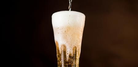 Una cerveza con la espuma derramada