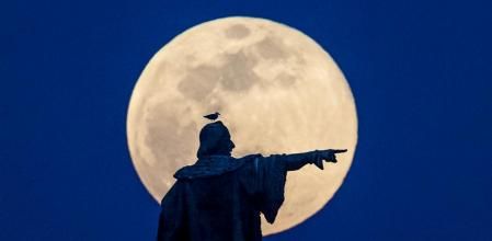 19 - 02 - 2019 / Barcelona / SuperLuna en barcelona con su paso frente al monumento a colon / foto: Llibert Teixido