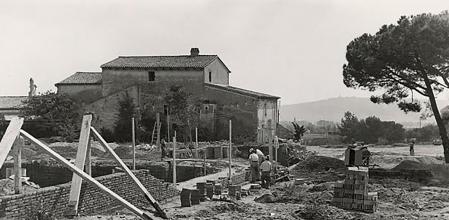 La masía Can Canet en obras en el año 1952.