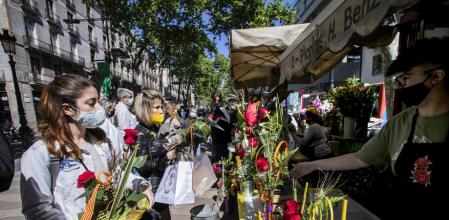 Puesto de rosas para Sant Jordi en Las Ramblas de Barcelona
