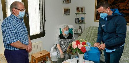 GRAFCAV4674. BILBAO, 22/04/2021.-Un enfermero con las vacunas de Janssen en el domicilio de una señora, donde este jueves Osakidetza ha comenzado a administrar las dosis de la vacuna Janssen que llegaron ayer a Euskadi. Desde hoy y durante todo el fin de semana, las dosis se pondrán a personas de entre 70 y 79 años de edad que tiene problemas de movilidad y no pueden salir de sus casas, por lo que se les vacunará en sus domicilios. EFE/IREKIA//SOLO USO EDITORIAL/SOLO DISPONIBLE PARA ILUSTRAR LA NOTICIA QUE ACOMPAÑA (CRÉDITO OBLIGATORIO) .