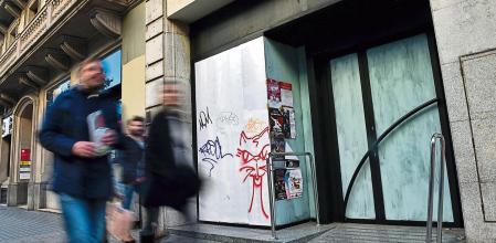 FOTO ALEX GARCIA UNA MUJER PIDE LIMOSNA ANTE UNA OFICINA BANCARIA CERRADA EN LA CALLE VERGARA 10 2016/11/25