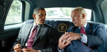 President Barack Obama and Vice President Joe Biden walk ride together in the motorcade from the White House to the Ronald Reagan Building to sign the Dodd-Frank Wall Street Reform and Consumer Protection Act, July 21, 2010. (Official White House Photo by Pete Souza) PARA PUBLICAR ÚNICAMENTE CON EL AVANCE EDITORIAL DE LAS MEMORIAS DE OBAMA