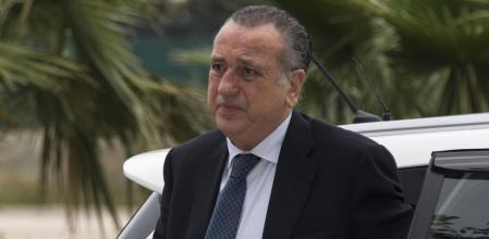 GRA013. PALMA DE MALLORCA, 22/04/2016.- El expresidente del Villarreal C.F. Fernando Roig, a su llegada hoy a la Escuela Balear de la Administración Pública (EBAP), donde declara como testigo ante el tribunal de la Audiencia de Palma que juzga el caso Nóos. EFE/Cati Cladera