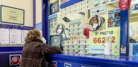 Una persona compra en la administración de lotería La Pajarita donde se venden boletos para el Sorteo Extraordinario de la Lotería de Navidad 2020, Madrid (España), a 4 de noviembre de 2020. A un mes y medio del tradicional sorteo, la Agrupación nacional de Asociaciones Provinciales de Administradores de Lotería (ANAPAL) ha advertido de que el Estado puede dejar de ingresar un total de 1.200 millones de euros en ventas. Las restricciones de movilidad y el parón de los juegos públicos durante el parón del primer estado de alarma han perjudicado seriamente esas ventas. 04 NOVIEMBRE 2020;DOÑA MANOLITA;LOTERIA;NAVIDAD Ricardo Rubio / Europa Press 04/11/2020