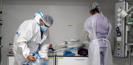 GRAFCVA9218. VALENCIA, 04/11/2020.- Los hospitales de la Comunitat Valenciana tienen ingresadas en las unidades de cuidados intensivos (UCI) en estos momentos a 204 personas con coronavirus, cifra que ya supera la mitad del pico que se alcanzó en la primera ola de la pandemia.En la imagen,personal sanitario se prepara con EPIS en la Unidad de Cuidados Intensivos del Hospital La Fé de Valencia.EFE/ Juan Carlos Cárdenas