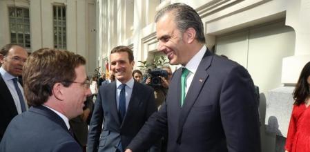 Vox admite que no se ha concretado su representación de gobierno en Madrid y que tienen un plazo de 20 días Los candidatos de Vox y PP, Javier Ortega Smith y José Luis Martínez Almeida, se saludan en el Palacio de Cibeles. 15/06/2019