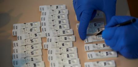 GRAFCAT5353. BARCELONA, 01/12/2020.- Mercabarna, junto con Foment del Treball, la Asociación de Empresas de Mercabarna (ASSOCOME) y el hub de laboratorios MyCovidTest han puesto en marcha este martes una campaña para hacer test rápidos de antígenos a los 7.500 empleados de las 700 empresas mayoristas que operan en el mercado con el objetivo de