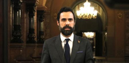 Primer pla del president del Parlament, Roger Torrent, amb la sala de Passos Peduts de fons. Imatge del 6 de novembre del 2020. Horitzontal.