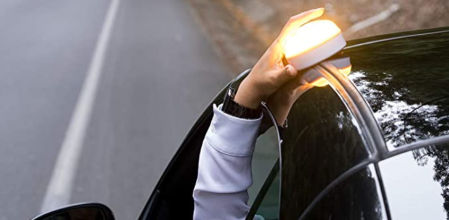 La señal luminosa V-16 convive actualmente con los tradicionales triángulos de emergencia, pero será obligatoria en 2026&nbsp;