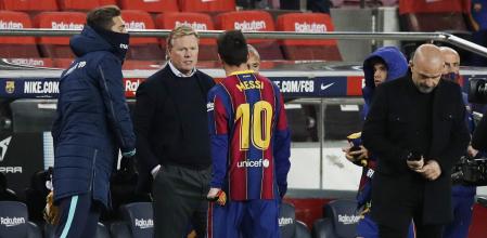 Soccer Football - La Liga Santander - FC Barcelona v Levante - Camp Nou, Barcelona, Spain - December 13, 2020 FC Barcelona's Lionel Messi with coach Ronald Koeman REUTERS/Albert Gea