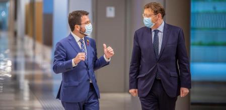 GRAFCAT5390. BARCELONA, 01/12/2020.- El presidente de la Generalitat valenciana, Ximo Puig, junto al vicepresidente de la Generalitat de Cataluña en funciones de presidente, Pere Aragonès, durante la reunión que ambos han mantenido este martes en Barcelona. EFE/SOLO USO EDITORIAL/NO VENTAS