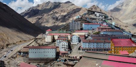 ACOMPAÑA CRÓNICA CHILE TURISMO / CH01. SEWELL (CHILE), 04/12/2020.- Fotografía aérea tomada con drón del antiguo pueblo minero de Sewell, creado a raíz de la mina El Teniente, situada en las proximidades de la ciudad de Rancagua (Chile), el 2 de diciembre de 2020. Enclavado en plena cordillera de los Andes, a los pies de la mina subterránea de cobre más grande del mundo, Sewell es un pueblo fantasma, de originales construcciones de manera y color pastel, que permite viajar a los años de esplendor de las 