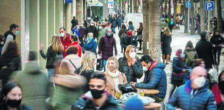 Proximidad. El eje comercial de Gran de Sant Andreu, ayer por la mañana, con una más que notable afluencia de público, sobre todo vecinos del barrio