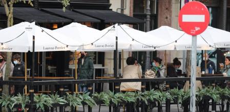 GRAFCAV070. BILBAO, 16/10/2020.-Clientes en un bar con terraza este viernes en Bilbao. El lehendakari, Iñigo Urkullu, ha convocado para mañana sábado al consejo asesor del LABI (Plan de Protección Civil de Euskadi) para 