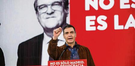 El secretario general del PSOE y presidente del Gobierno, Pedro Sánchez, durante un acto electoral del partido, a 25 de abril de 2021, en Getafe, Madrid (España). El PSOE-M continúa su campaña electoral con este acto, después de que ayer sábado el candidato socialista llamara a la movilización ciudadana para vencer “al odio, al miedo y a las amenazas”. 25 ABRIL 2021;GETAFE;PSOE;POLÍTICA;PEDRO SÁNCHEZ;ÁNGEL GABILONDO Alejandro Martínez Vélez / Europa Press 25/04/2021