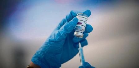 Una sanitaria prepara la vacuna contra el Covid-19 en el dispositivo puesto en marcha en las instalaciones del Wanda Metropolitano, a 16 de abril de 2021, en Madrid (España)