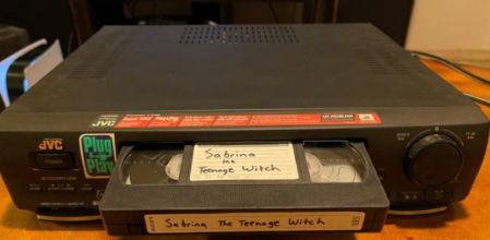 Ser una delincuente durante más de 20 años sin saberlo. Esto es lo que le ha ocurrido a Caron McBride por culpa de esta cinta de la serie 'Sabrina, cosas de brujas'