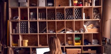 Correos ha lanzado una serie de iniciativas y soluciones tecnológicas para apoyar la viabilidad de comercios de proximidad en ciudades y de productores agrícolas y artesanos.