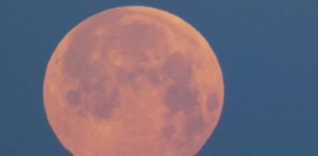 Superluna de abril vista desde Gavà.