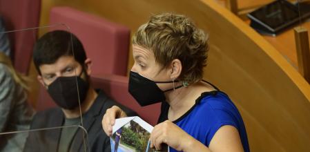 La diputada de Compromís Papi Robles muestra una foto de la diputada del PP Beatriz Gascó.