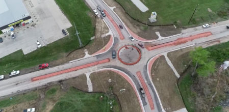 Coches entrando por derecha e izquierda o invadiendo carriles son algunas de las escenas que se pueden apreciar
