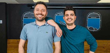 Avi Meir is in blue (left). Javier Suarez is in teal (right).