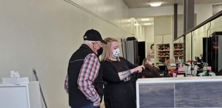 Las trabajadoras de la peluquería le enseñaron encantadas cómo hacer rizos