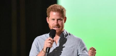 El príncipe Harry fue recibido entre aplausos.