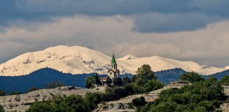 El Puigmal nevado al fondo, con el santuario de Puig-agut de Manlleu en primer plano.