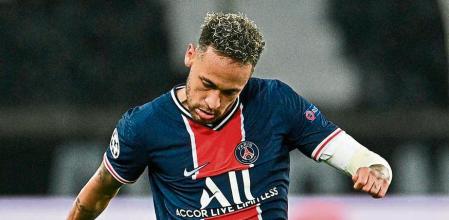 Paris Saint-Germain's Brazilian forward Neymar takes a free kick during the UEFA Champions League first leg semi-final football match between Paris Saint-Germain (PSG) and Manchester City at the Parc des Princes stadium in Paris on April 28, 2021. (Photo by Anne-Christine POUJOULAT / AFP)