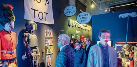 Inauguaracion de la exposición de Tricicle en Palau Robert. Joan Gracia(izq), componente de Tricicle, acompaña a un grupo de visitantes