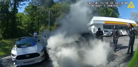 La rápida acción de los agentes de policía evitó el desastre.