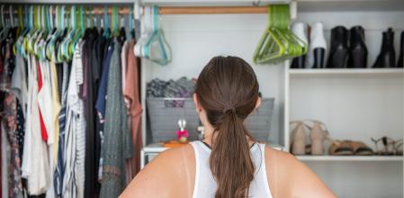 Organizar el armario requiere tiempo y algunas soluciones de almacenaje para sacarle el máximo partido.