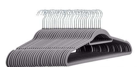 Perchas delgadas de terciopelo Amazon Basics.