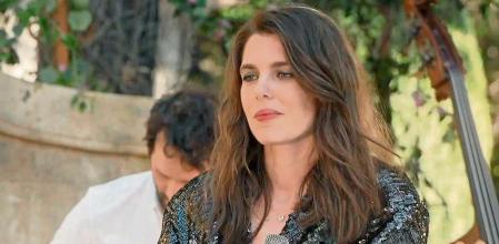 Carlota Casiraghi debuta como cantante en el desfile de Chanel