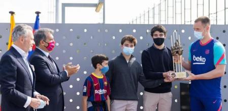 Ter Stegen recibió el premio Aldo Rovira en un acto acompañado por el presidente Joan Laporta