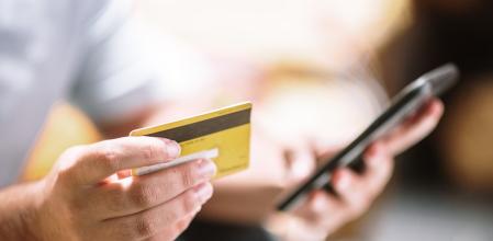 Un anciano envía una transferencia por error y pierde los ahorros de toda su vida