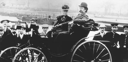Carl y Bertha Benz en uno de los primeros automóviles Benz&nbsp;
