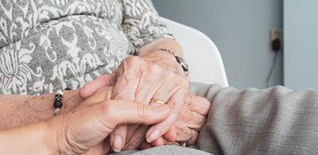 Le gasta una broma a su abuela y su reacción conmueve a Twitter: "No debería haberle hecho"