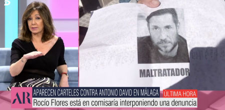 Aparecen unos carteles difamatorios contra Antonio David Flores en Málaga.