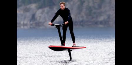 Se eleva desde parado sobre la superficie del agua cuando alcanza los 7,4 km/h.