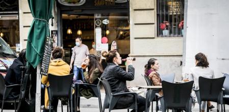 Las terrazas de los bares, como esta del centro de Barcelona, ya no tendrán que cerrar, si no quieren, hasta las 11 de la noche