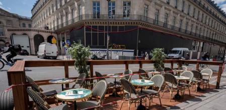 Una terraza de París ya preparada para su reobertura