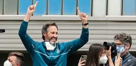 GRAF3207. CORNELLA-EL PRAT (BARCELONA), 09/05/2021.- El entrenador del RCD Espanyol, Vicente Moreno Peris celebra con sus jugadores y los aficionados del equipo en el RCDE Stadium su ascenso a la Primera División de fútbol tras empatar a cero goles tras el partido jugado ante el Real Zaragoza. EFE/ Andreu Dalmau