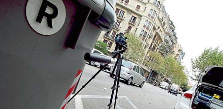 FOTO XAVIER GOMEZ 30082016 AGENTES DE LA GUARDIA URBANA DE BARCELONA PONEN RADAR MONTADO EN TRIPODE Y ESCONDIDO DETRAS DE LOS CONTENEDORES DE BASURA EN LA CALLE URGEL CON SEPULVEDA, CON EL COCHE OFICIAL ESTACIONADO EN PARALELO AL RADAR Y CON EL MALETERO ABIERTO PARA QUE LOS CONDUCTORES NO SE PERCATEN DEL VEHICULO DE LA GUARDIA URBANA.